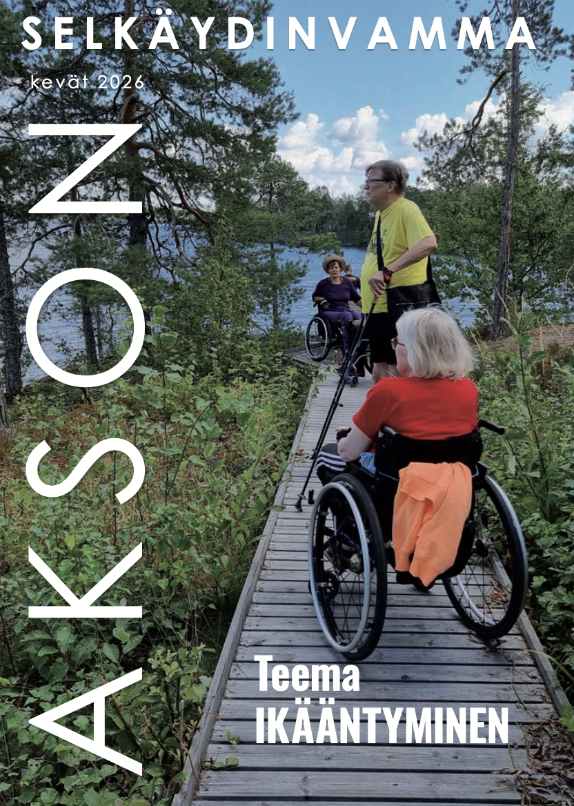 Kolme apuvälineitä käyttävää aikuista liikkuu pitkospuilla metsäisessä järvimaisemassa.