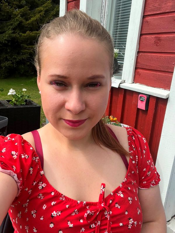 Jenni on lähikuvassa ulkona kesäaikaan. 