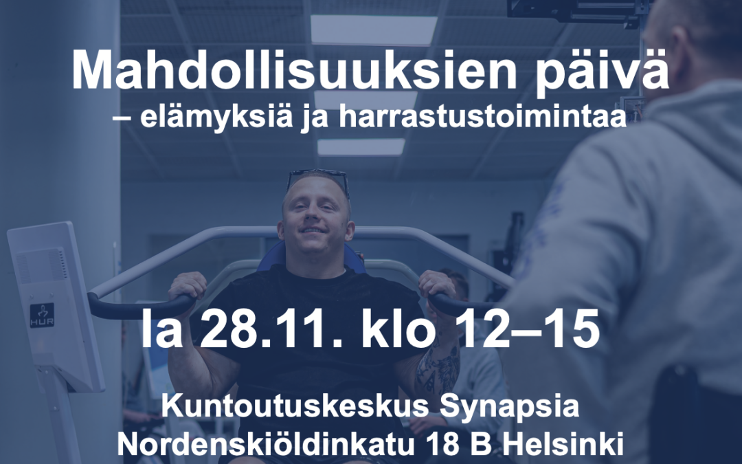 Pyörätuolia käyttävä henkilö harjoittelee kuntosalilaitteessa kuntoutusympäristössä. Kuvan päällä on sinisävyinen tapahtumailmoitus, jossa kerrotaan Mahdollisuuksien päivä -tapahtumasta, joka järjestetään 28.11. klo 12–15 Kuntoutuskeskus Synapsiassa Helsingissä.