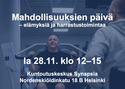 Pyörätuolia käyttävä henkilö harjoittelee kuntosalilaitteessa kuntoutusympäristössä. Kuvan päällä on sinisävyinen tapahtumailmoitus, jossa kerrotaan Mahdollisuuksien päivä -tapahtumasta, joka järjestetään 28.11. klo 12–15 Kuntoutuskeskus Synapsiassa Helsingissä.