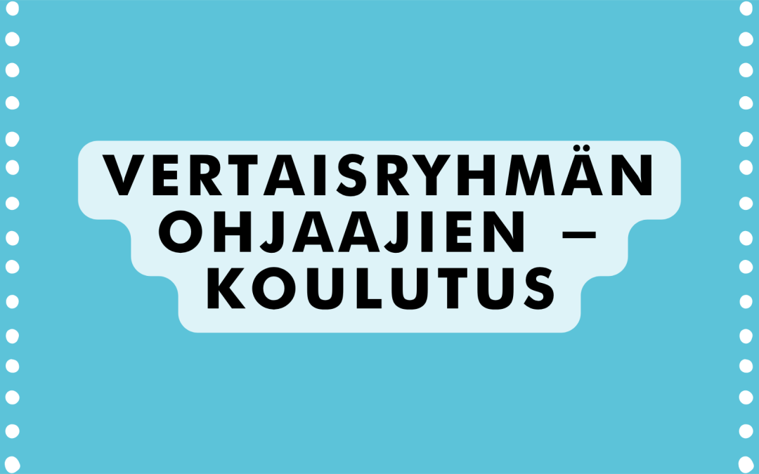 Turkoosinsinisellä taustalla on vaaleanharmaa, pyöristetty tekstilaatta, jossa lukee suurin mustin kirjaimin ”VERTAISRYHMÄN OHJAAJIEN – KOULUTUS”. Kuvan vasemmassa ja oikeassa reunassa on valkoisista pisteistä ja katkoviivoista muodostuva koristekuvio. Grafiikka on selkeä ja pelkistetty.