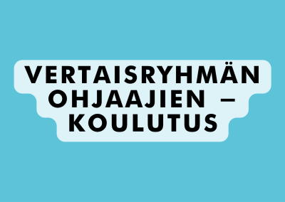 Turkoosinsinisellä taustalla on vaaleanharmaa, pyöristetty tekstilaatta, jossa lukee suurin mustin kirjaimin ”VERTAISRYHMÄN OHJAAJIEN – KOULUTUS”. Kuvan vasemmassa ja oikeassa reunassa on valkoisista pisteistä ja katkoviivoista muodostuva koristekuvio. Grafiikka on selkeä ja pelkistetty.