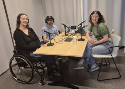 Aksonin vertaistukijat Antti ja Pauliina sekä Aksonin projektipäällikkö Veera Henriksson kuulokkeet päässä podcast-studiossa